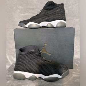 Horizon BG Black White- Size 7Y (8.5 wom )